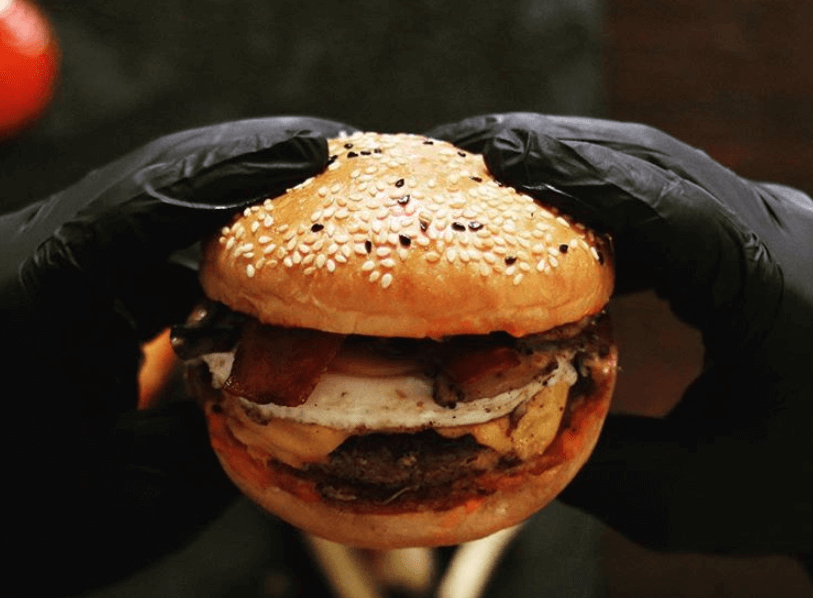 Konsep baru makan burger tanpa kotor, yaitu memakai sarung tangan